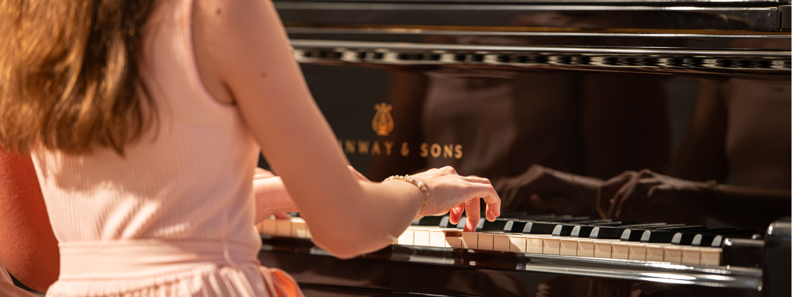 Detajl rok pianistke med nastopom klavirskega dua na 48. Piranskih glasbenih večerih v Piranu, junij 2026