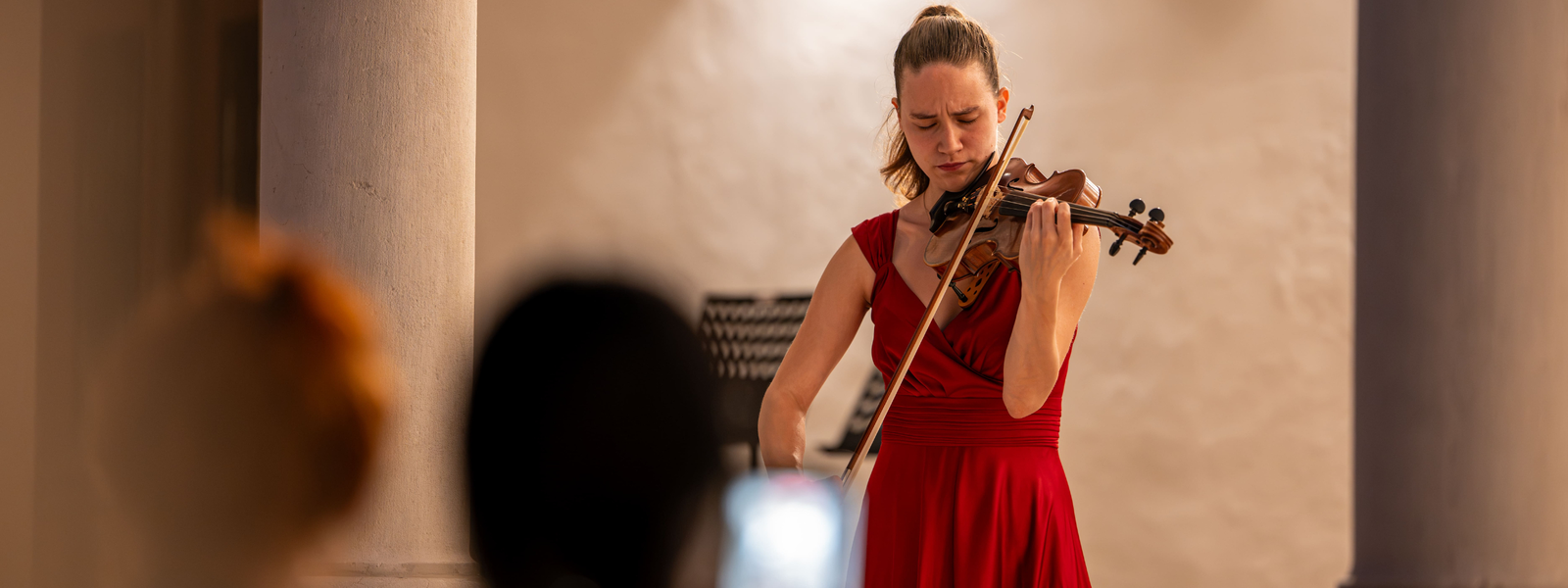 Violinistka Nina Leiler nastopa pred občinstvom na 1. koncertu 48. Piranskih glasbenih večerov v Piranu