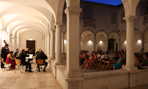 Chiostro del convento di san Franceso, Pirano, dove il festival &egrave; di casa fin dagli esordi (foto di Jadran Rusjan)