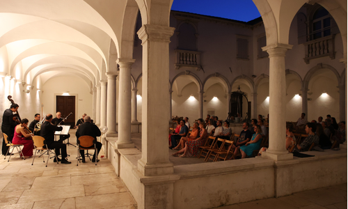 Cloister of the Convent of St. Francis, Piran, the historical venue of the festival (photo Jadran Rusjan)